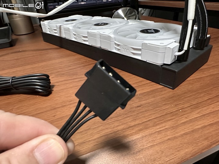 磁吸串接!ThermalTake 耀影 SWAFAN EX12 RGB 風扇