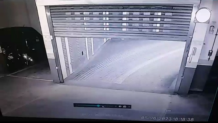 撞壞社區電捲門