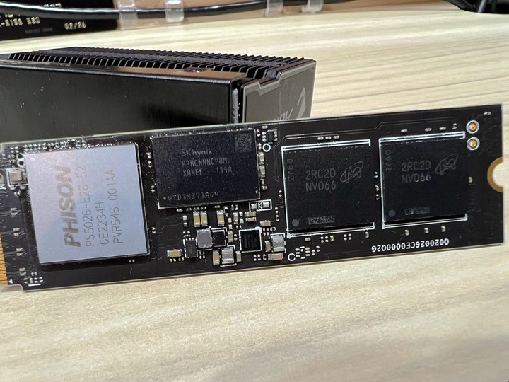 讀取速度破萬的快感 AORUS Gen5 10000 SSD 2TB