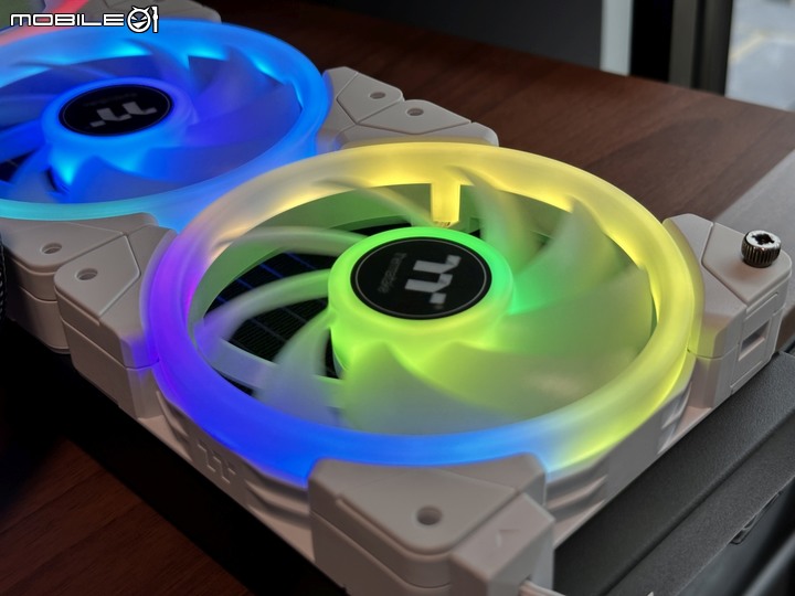 磁吸串接!ThermalTake 耀影 SWAFAN EX12 RGB 風扇