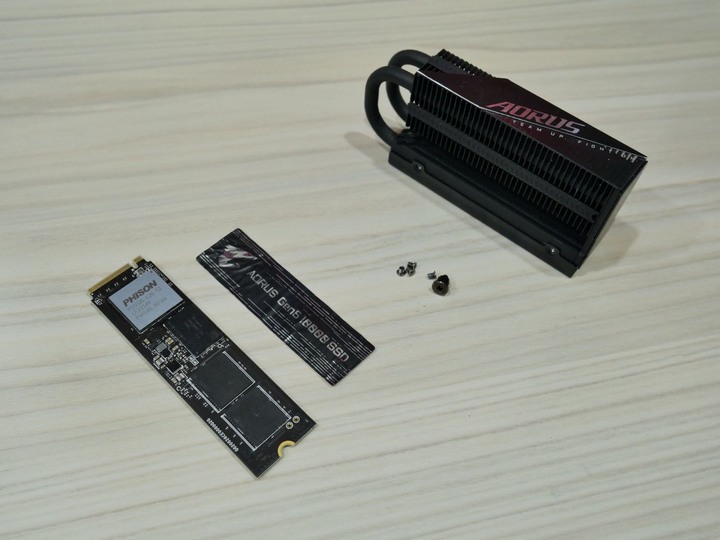 讀取速度破萬的快感 AORUS Gen5 10000 SSD 2TB