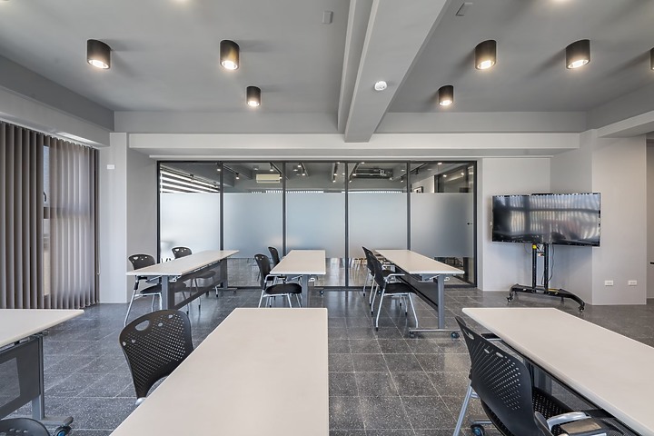 【開箱】幸福企業.專業傳承 黑灰藍質感的咖啡廳與專業教室