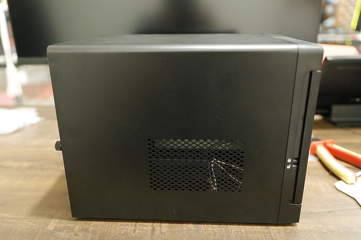 【用純SSD自組NAS】並留下4個槽供隨時擴充 家用SOHO Mini Server ITX？廢話跟圖一樣多