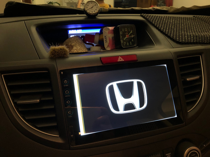 Honda CR-V 四代，車機開機後只剩 Honda logo