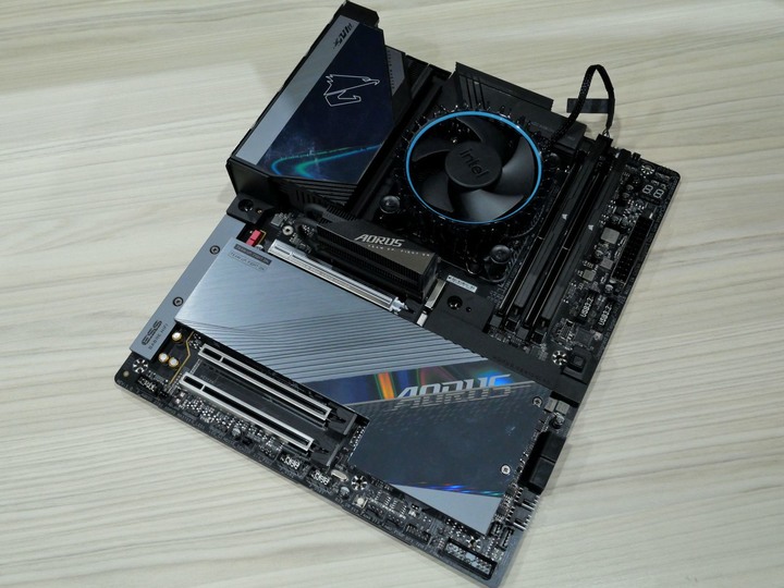 讀取速度破萬的快感 AORUS Gen5 10000 SSD 2TB