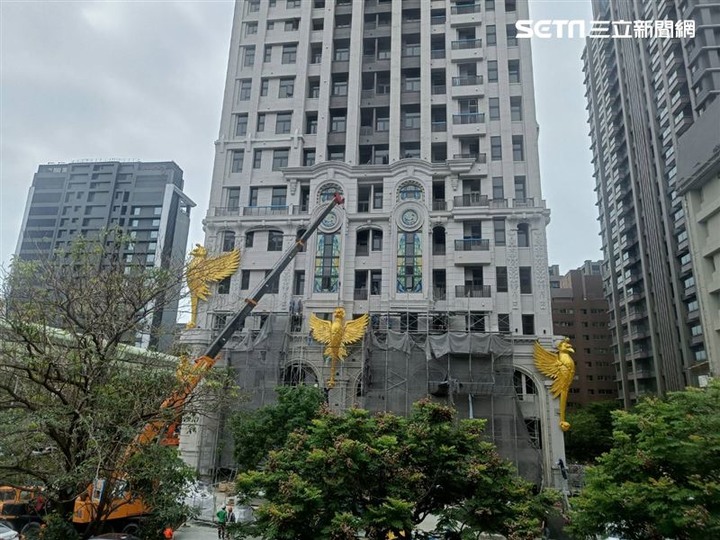 興富發工地塔吊墜落砸台中捷運「貫穿」車廂，中市開罰27萬、勒令停工