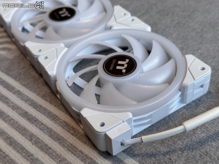 磁吸串接!ThermalTake 耀影 SWAFAN EX12 RGB 風扇