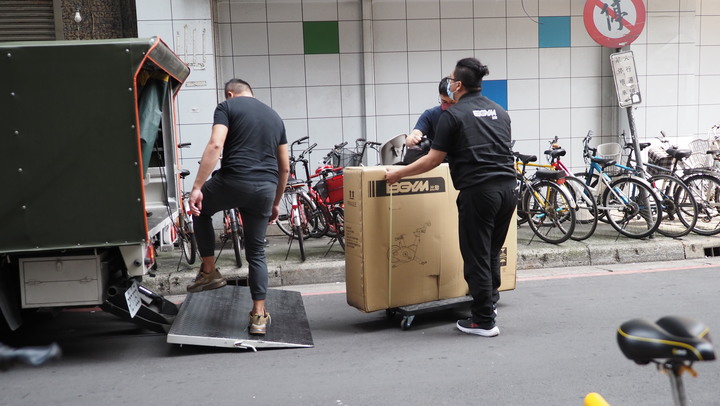 點我看大圖 極度接近公路車設定的磁控後驅飛輪車 BGYM X1000