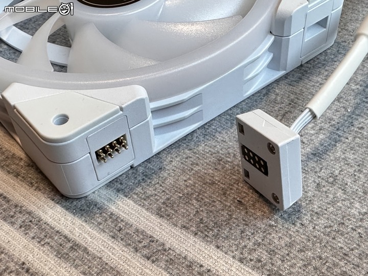 磁吸串接!ThermalTake 耀影 SWAFAN EX12 RGB 風扇