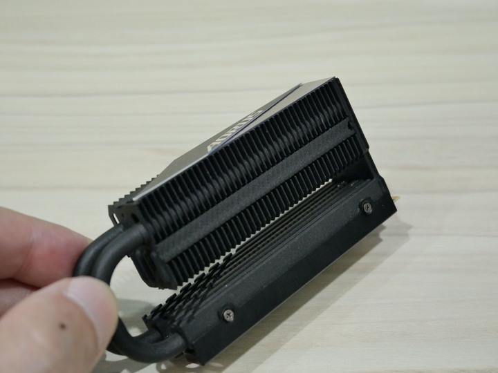 讀取速度破萬的快感 AORUS Gen5 10000 SSD 2TB