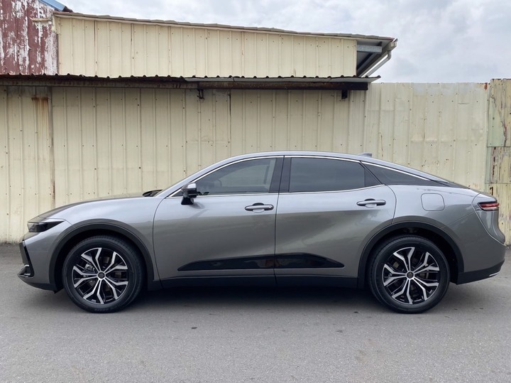 TOYOTA CROWN CROSS 開一週的皇冠！
