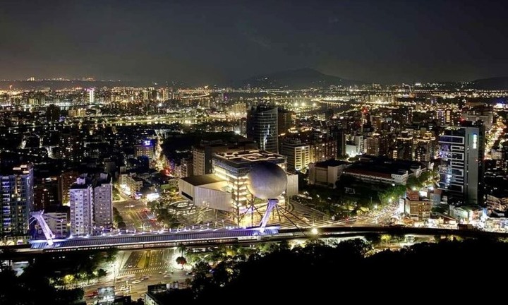 台北兩大超夯夜景新亮相!無邊際夜景讓你遠眺北藝大貢丸