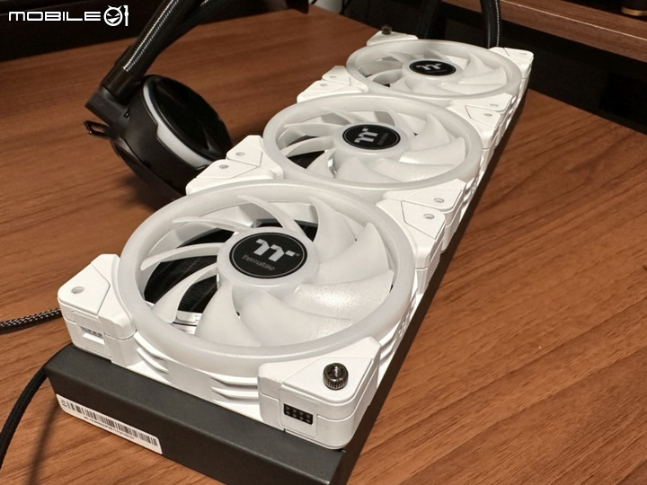 磁吸串接!ThermalTake 耀影 SWAFAN EX12 RGB 風扇