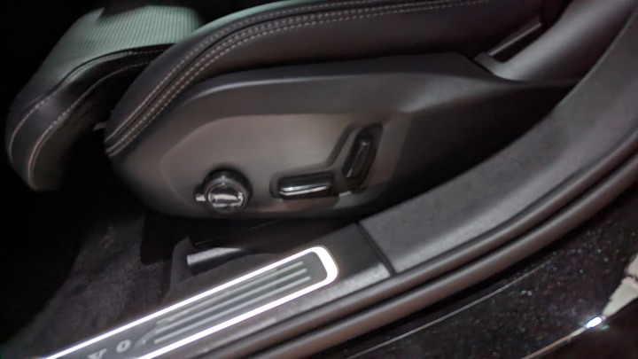 (2025/1/11可使用有線Android Auto) 公主、夫人, 今晚你想坐豪華經濟艙去哪裡-Volvo S90 B4 Inscription正式開箱 - 含外觀/內裝/功能及Android Automotive介紹