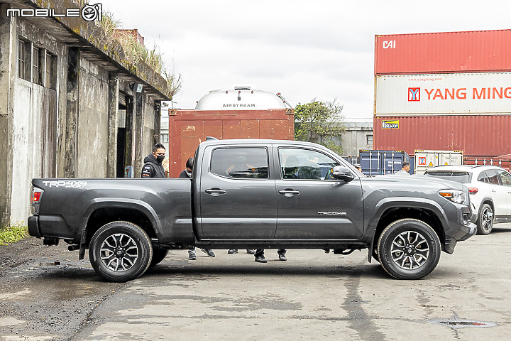 蔣大的 Toyota Tacoma 皮卡 & Four Wheel Campers 露營車廂開櫃紀錄|準備踏上承載式露營車之路!