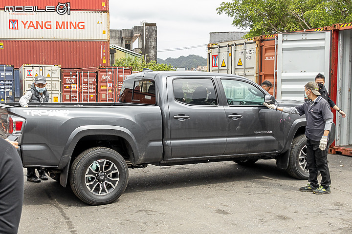 蔣大的 Toyota Tacoma 皮卡 & Four Wheel Campers 露營車廂開櫃紀錄|準備踏上承載式露營車之路!