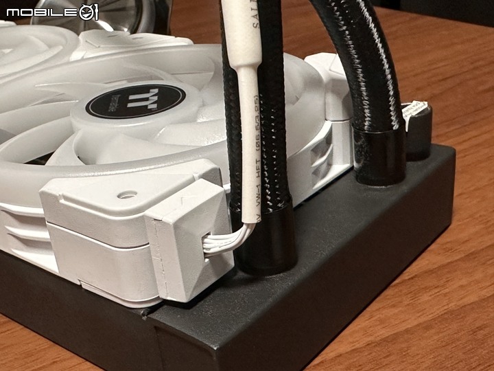 磁吸串接!ThermalTake 耀影 SWAFAN EX12 RGB 風扇