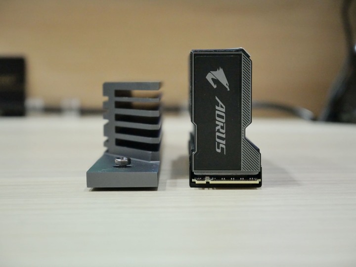 讀取速度破萬的快感 AORUS Gen5 10000 SSD 2TB