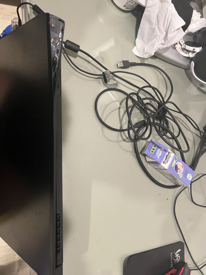 筆電背板一邊撬開