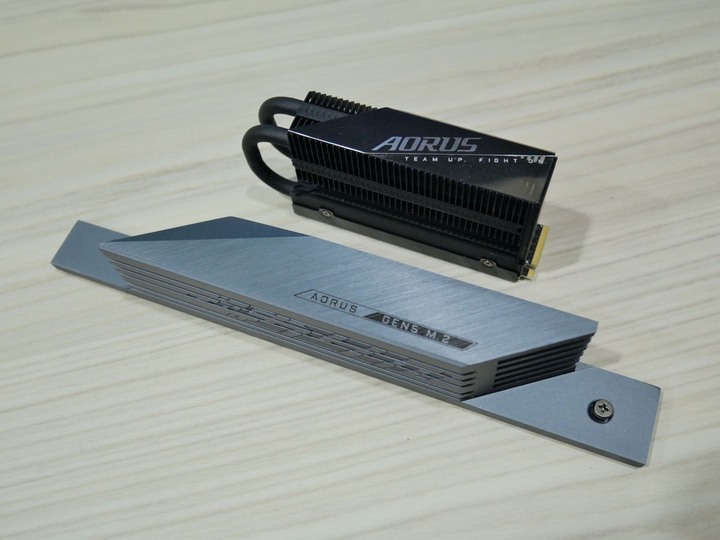 讀取速度破萬的快感 AORUS Gen5 10000 SSD 2TB