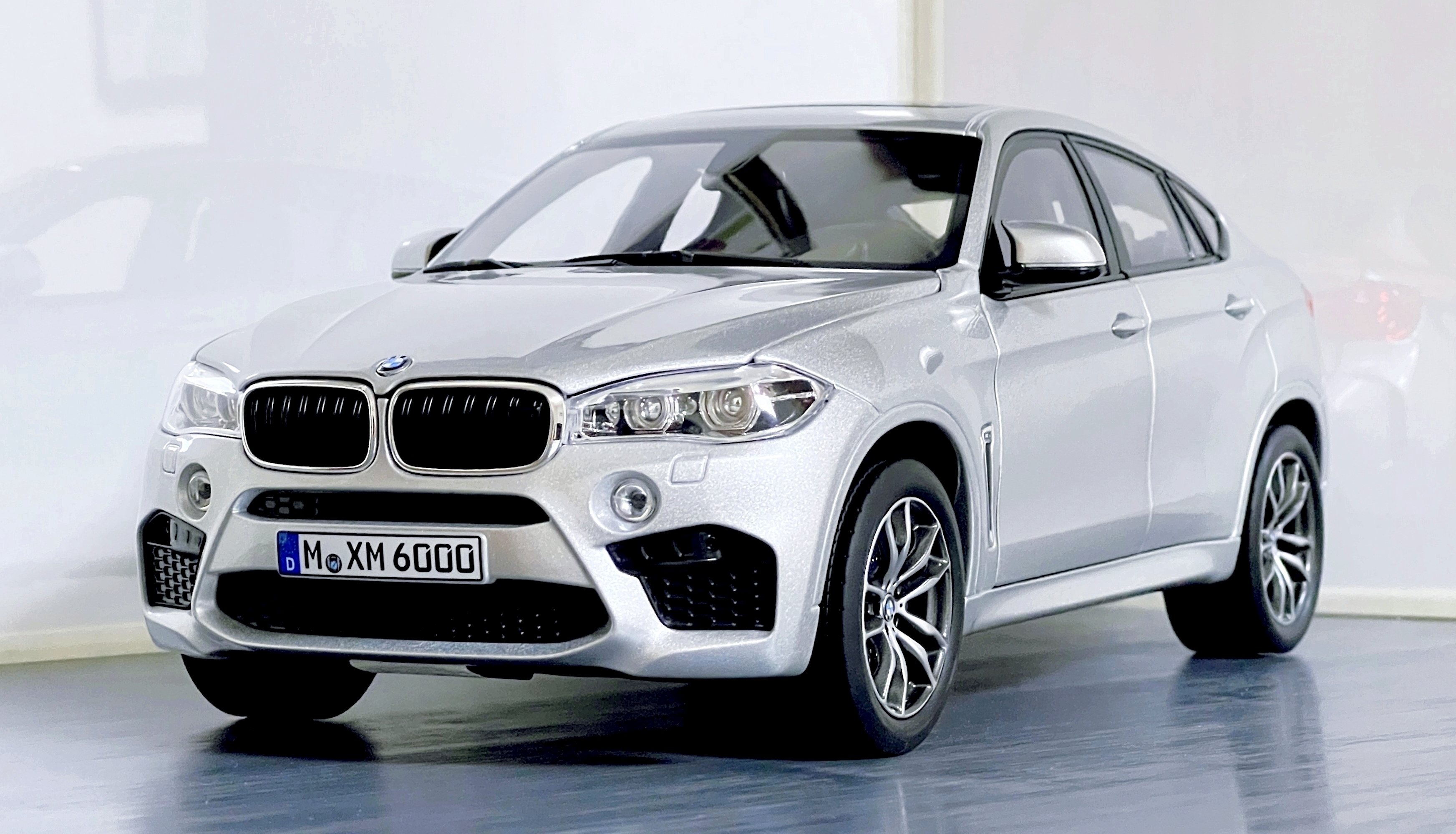 點我看大圖 汽車模型分享 1/18 NOREV BMW F86 X6M