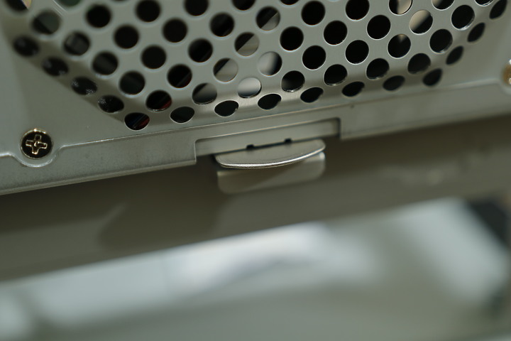 【用純SSD自組NAS】並留下4個槽供隨時擴充 家用SOHO Mini Server ITX？廢話跟圖一樣多