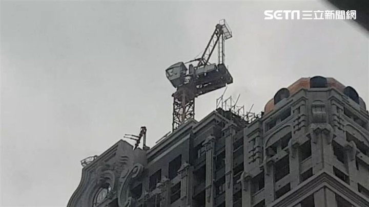 興富發工地塔吊墜落砸台中捷運「貫穿」車廂，中市開罰27萬、勒令停工