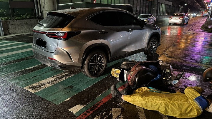 (7/5更新 初判表出爐) 同車道 汽車右轉 機車撞汽車右後輪 補上行車記錄器影片