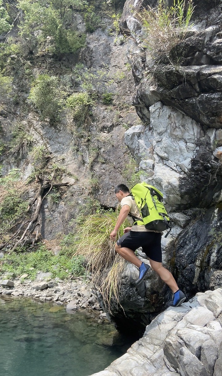 ActiveIntelligence 全防水溯溪登山包開箱推薦！