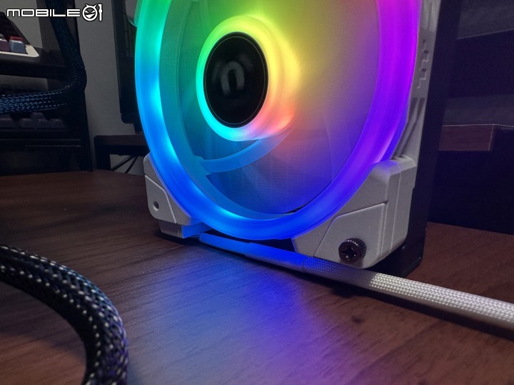 磁吸串接!ThermalTake 耀影 SWAFAN EX12 RGB 風扇