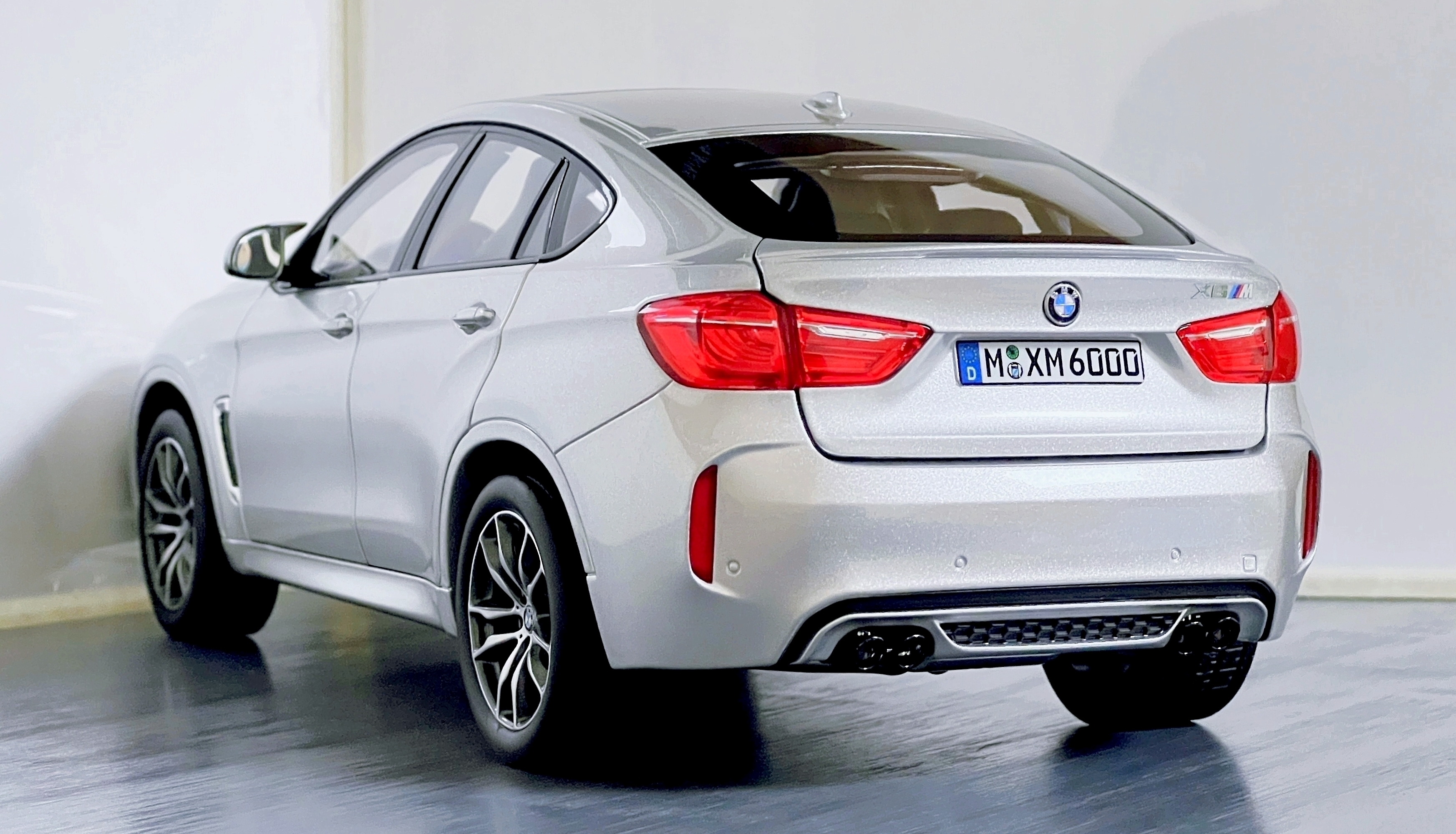 點我看大圖 汽車模型分享 1/18 NOREV BMW F86 X6M
