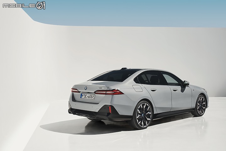 【海外新訊】BMW大改款5系列/純電i5正式發表,內外觀與數位科技全面進化、純電i5動力突破六百匹!