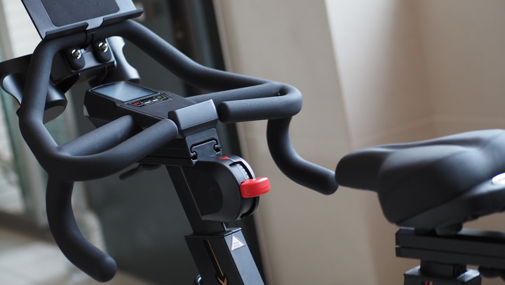 點我看大圖 極度接近公路車設定的磁控後驅飛輪車 BGYM X1000