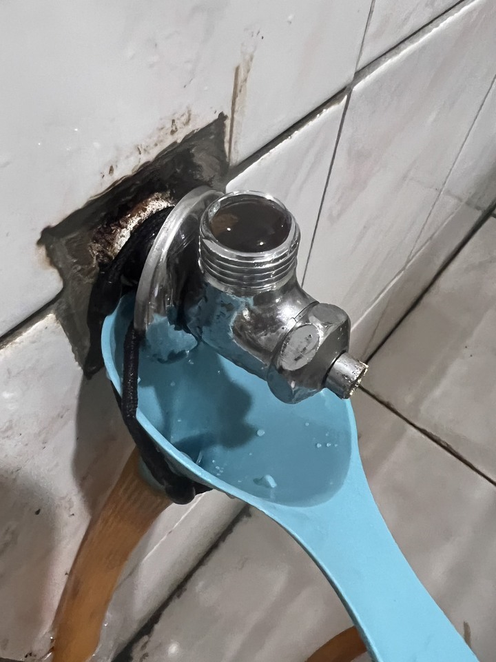家裡廚房地板會滲水