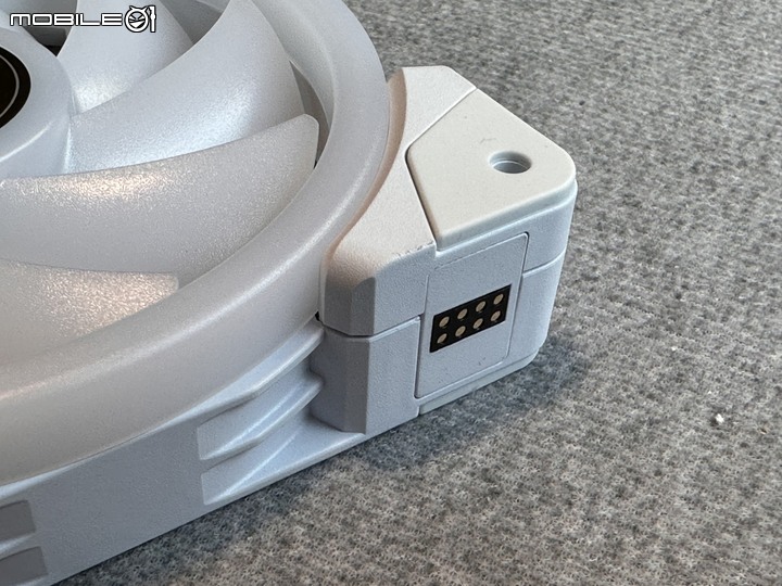 磁吸串接!ThermalTake 耀影 SWAFAN EX12 RGB 風扇
