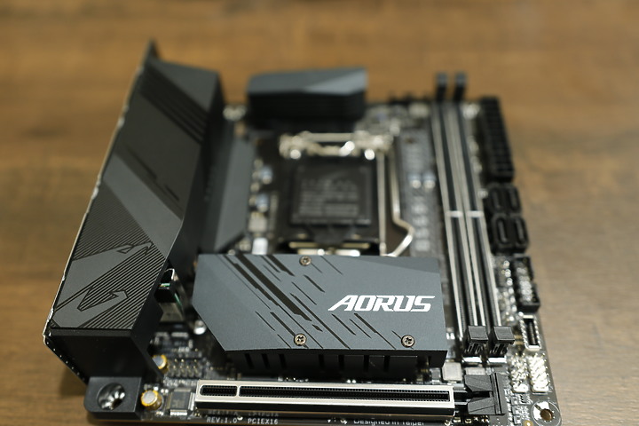 【用純SSD自組NAS】並留下4個槽供隨時擴充 家用SOHO Mini Server ITX？廢話跟圖一樣多