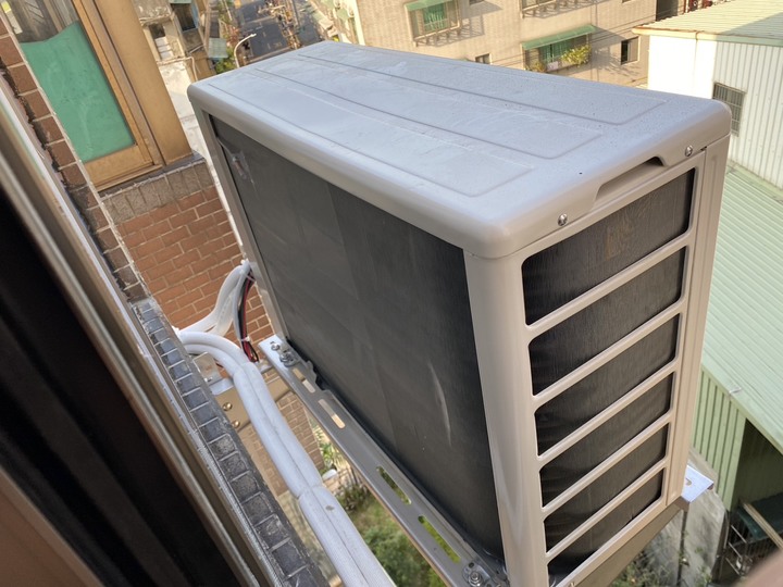 原屋主冷氣因為太潮濕外機銅管裸露，剛買房子就換了兩台冷氣