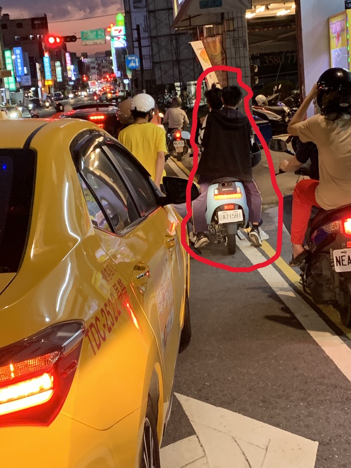請問檢舉達人！想檢舉這兩個8+9，請問這車牌會是假的嗎？