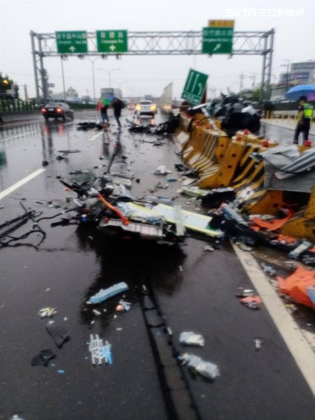 特斯拉自撞,面目全非,兩人彈飛死亡