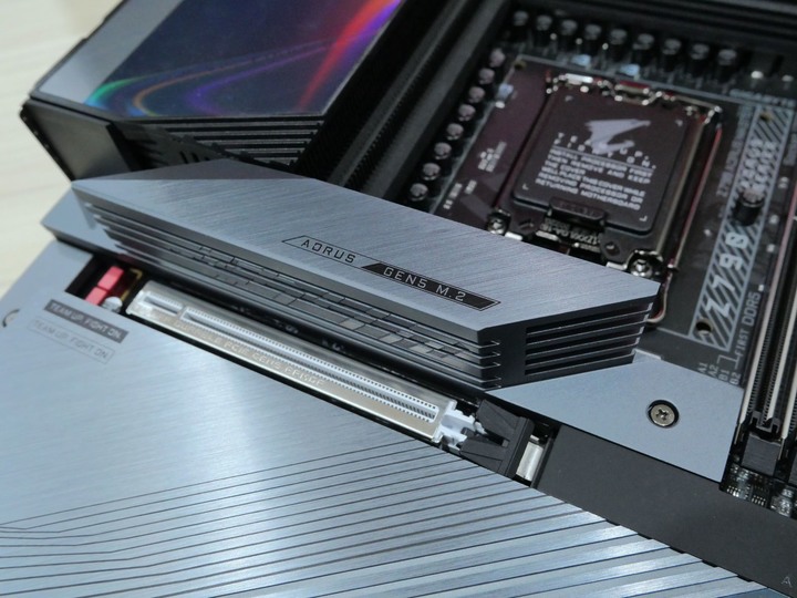 讀取速度破萬的快感 AORUS Gen5 10000 SSD 2TB