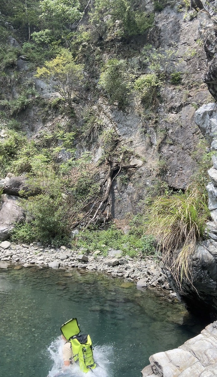 ActiveIntelligence 全防水溯溪登山包開箱推薦！