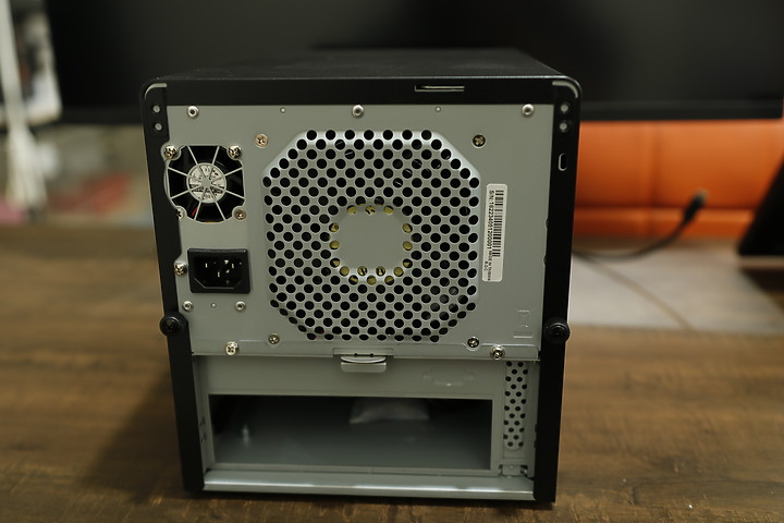 【用純SSD自組NAS】並留下4個槽供隨時擴充 家用SOHO Mini Server ITX？廢話跟圖一樣多