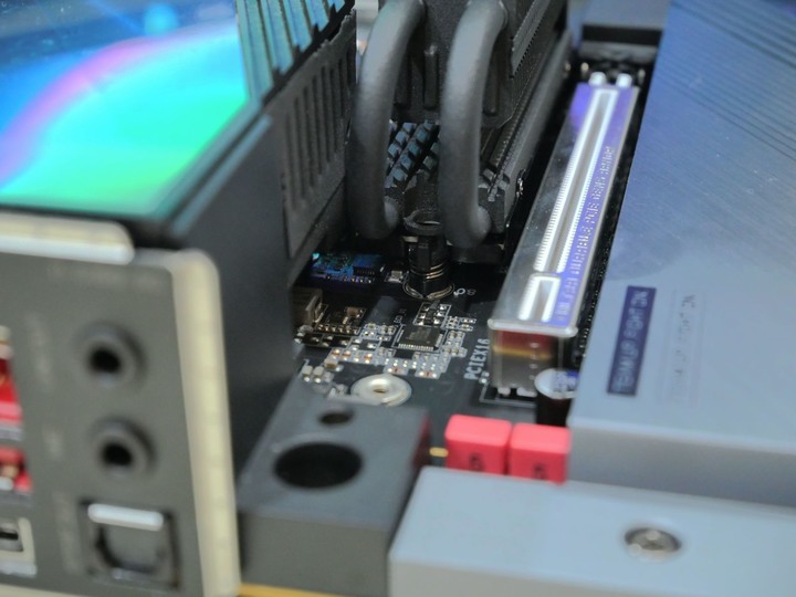 讀取速度破萬的快感 AORUS Gen5 10000 SSD 2TB