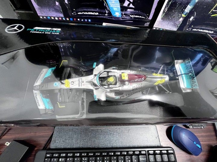 [開箱]F1 2022 1/18 MINICHAMPS L.HAMILTON MERCEDES-AMG W13 SPANISH GP
