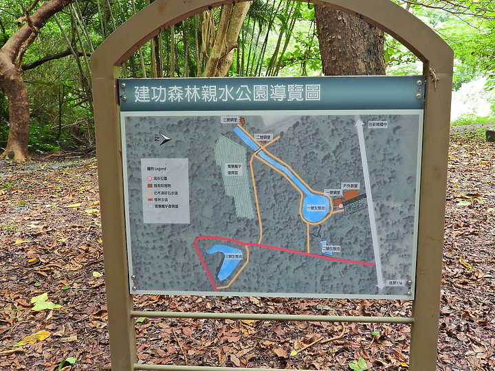 點我看大圖 Nikon P1000從德文部落觀景台拍向佳暮部落,及新埤建功生態步道和大葉欖仁綠色隧道。