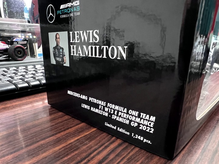 [開箱]F1 2022 1/18 MINICHAMPS L.HAMILTON MERCEDES-AMG W13 SPANISH GP