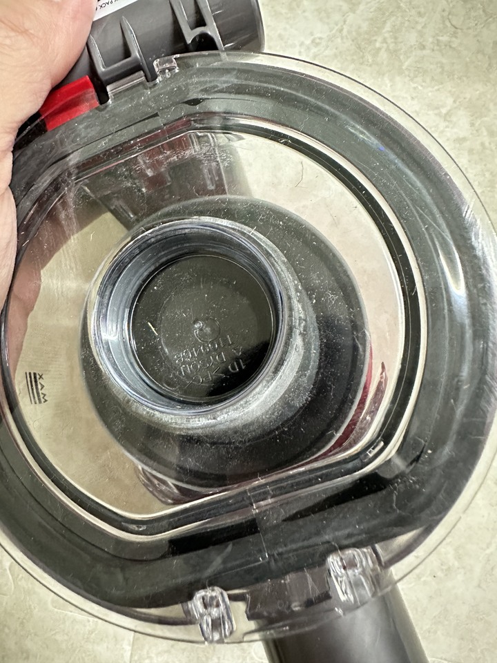 Dyson V8全新品的集塵桶內部髒污