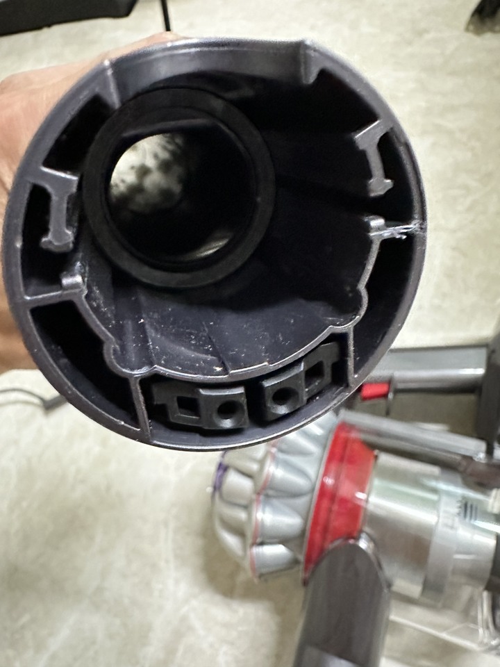 Dyson V8全新品的集塵桶內部髒污