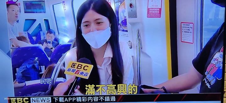 坐機場捷運 女生身體不舒服