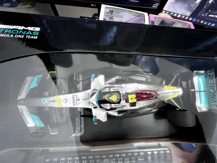 [開箱]F1 2022 1/18 MINICHAMPS L.HAMILTON MERCEDES-AMG W13 SPANISH GP